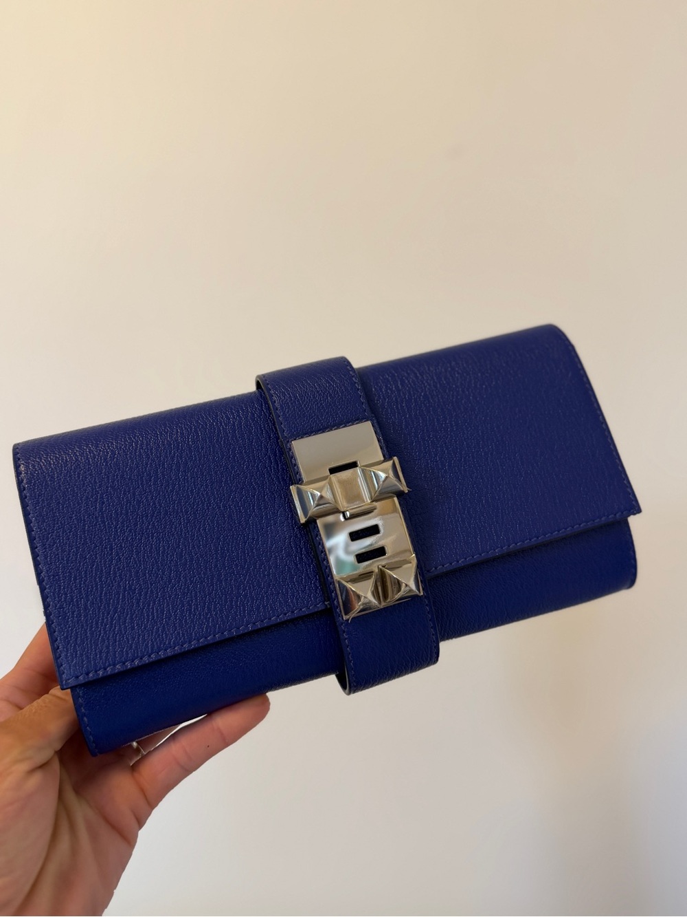 Hermes Medor 23 Bleu Electrique Collier de chien Blue Leather Stud-Accent Clutch